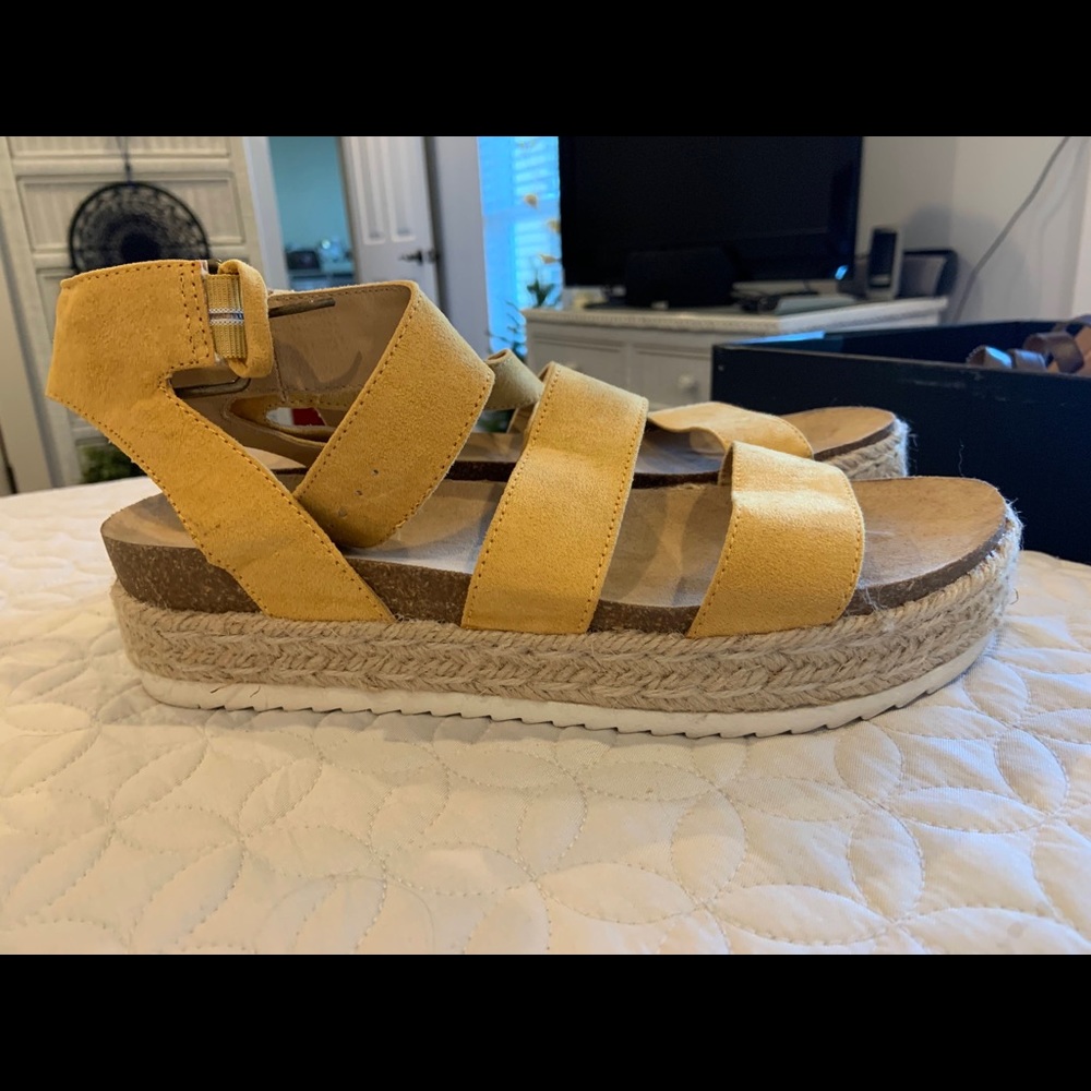 Yellow Universal Thread Platform Sandals Size 10